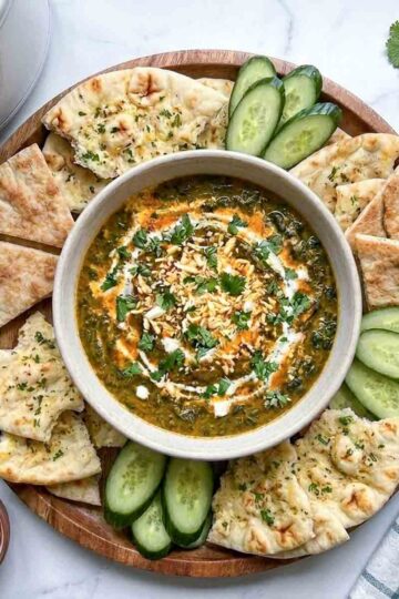 Saag paneer dip with naan and veggies